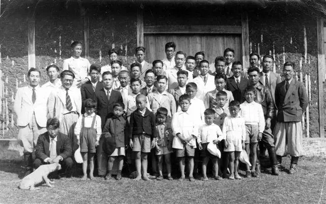 Padres y alumnos de la escuela japonesa con autoridades de la colonia La Colmena (Descubra a los Nikkei)