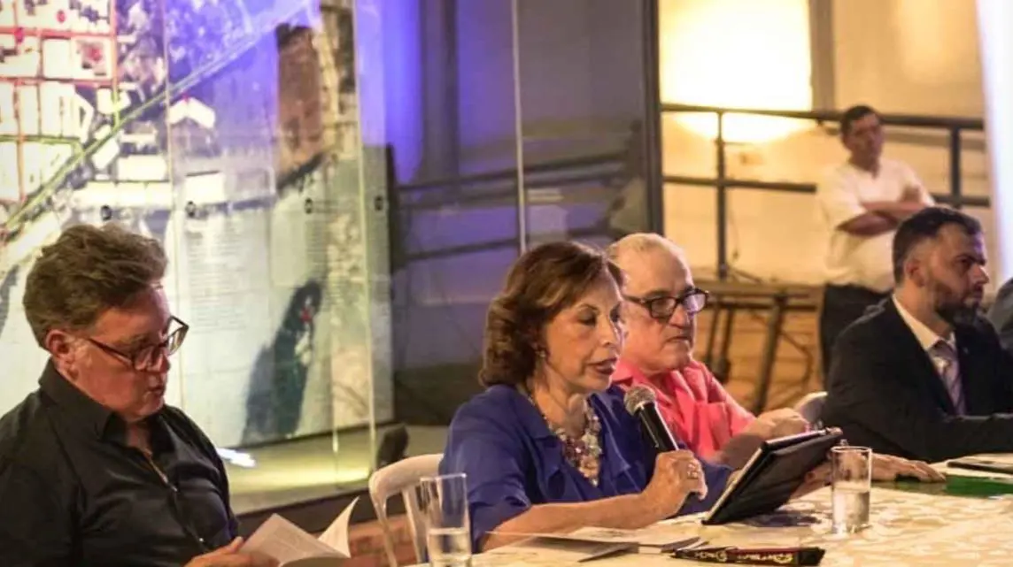 La historiadora Mary Monte de L�pez Moreira haciendo referencia a las publicaciones aparecidas. Cortes�a