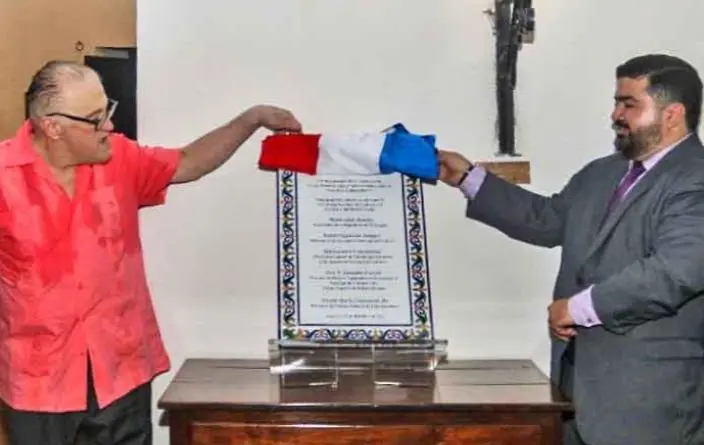 El protector de la Casa de la Independencia, Nicol�s Latourrette Bo, y el director nacional de Museos, Jos� Samudio, descubriendo la placa conmemorativa. Cortes�a