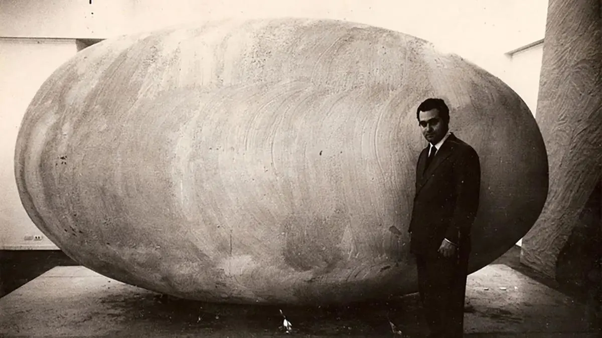 Federico Peralta Ramos y su escultura emNosotros afuera./em Archivo