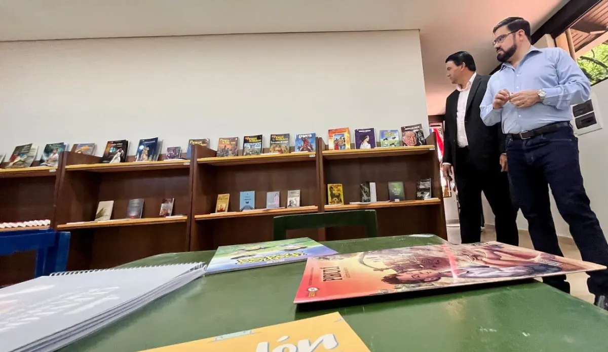 Recorrido por la Biblioteca P�blica Municipal de Minga Guaz�. Cortes�a