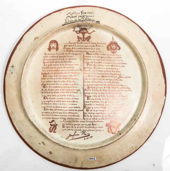 Reverso del plato Mbae Vera Guazú, 1931, firmado por Julián y Josefina. Cortesía CCEJS