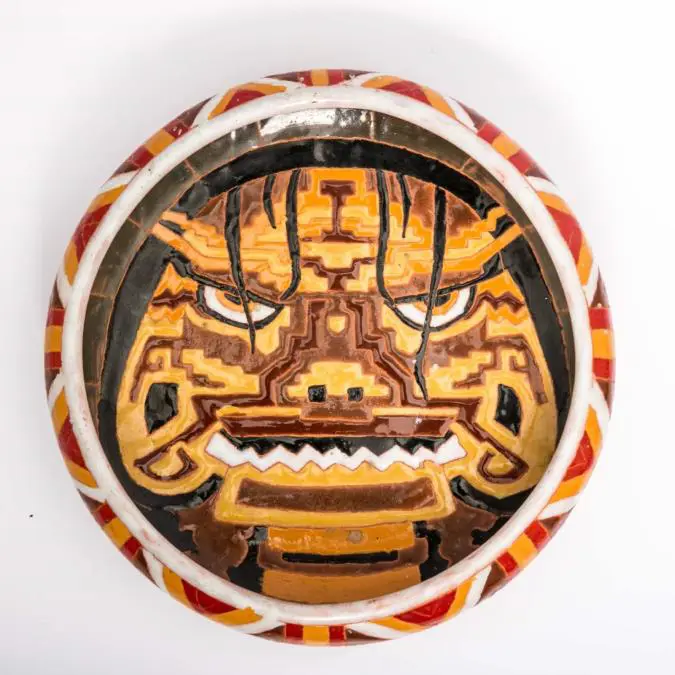 José Laterza Parodi. Cuenco con rostro de Ao Ao, ca. 1958. Barro cocido esmaltado y cuerda seca. Colección Museo Julián de la Herrería. Cortesía CCEJS