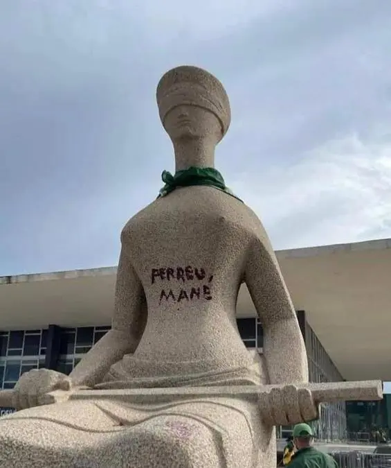 emLa justicia,/em de Alfredo Ceschiatti, vandalizada. Cortesía