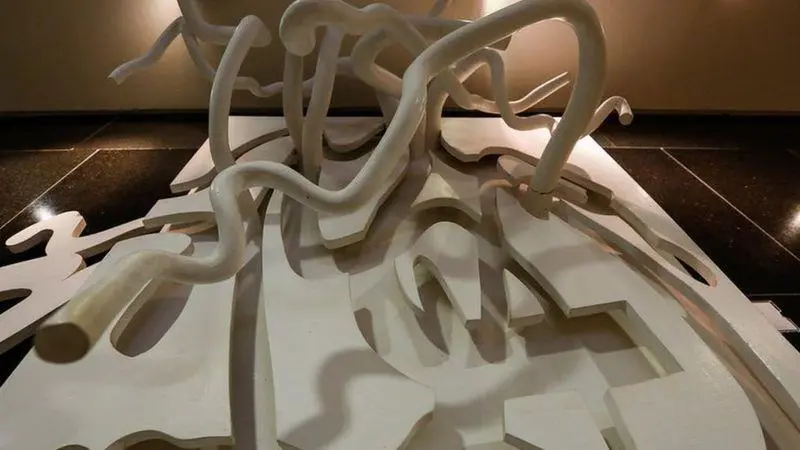 Escultura de Frans Krajcberg. Fue despedazada y sus partes esparcidas. Cortesía