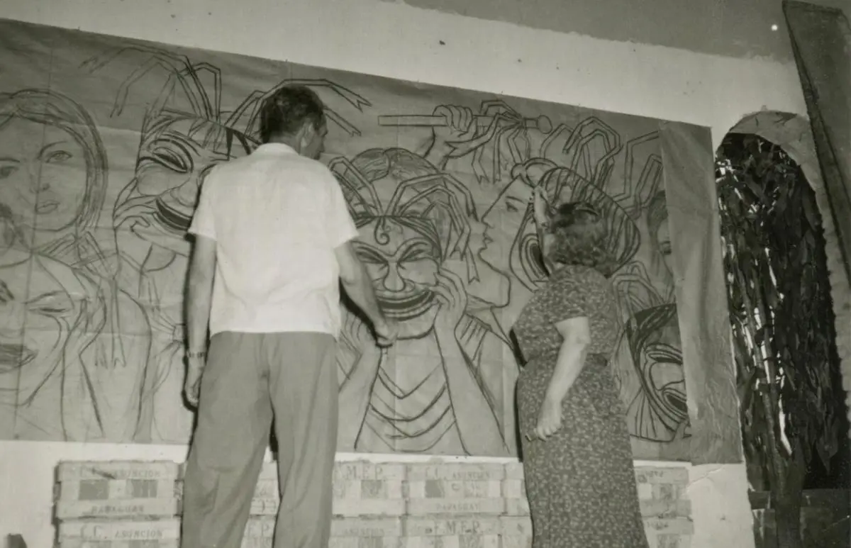 Jos� Laterza Parodi y Josefina Pl�. Elaboraci�n de un mural para el Teatro Municipal, 1964. Archivo Pl�. Cortes�a