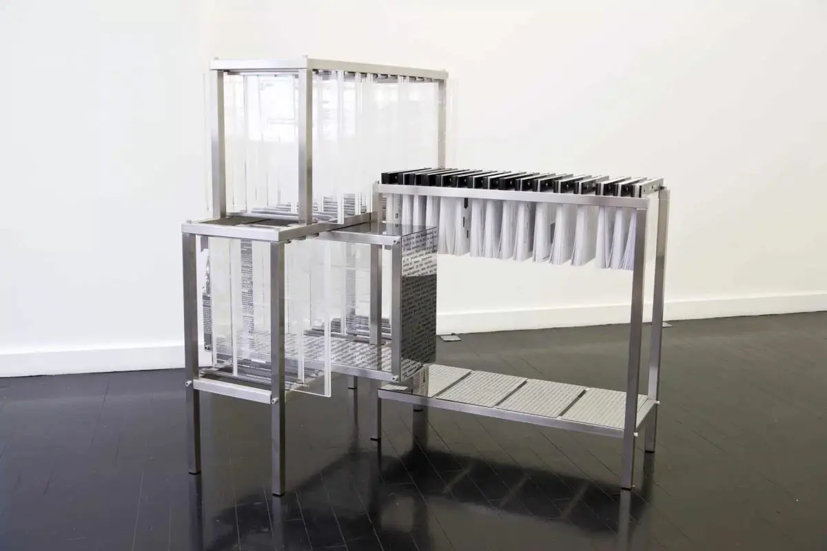 Voluspa Jarpa, emDispositivo Foucault/em, 2017. Tinta sobre papel, acero pulido, serigraf�a sobre papel, placas acr�licas cortadas con l�ser. Cortes�a
