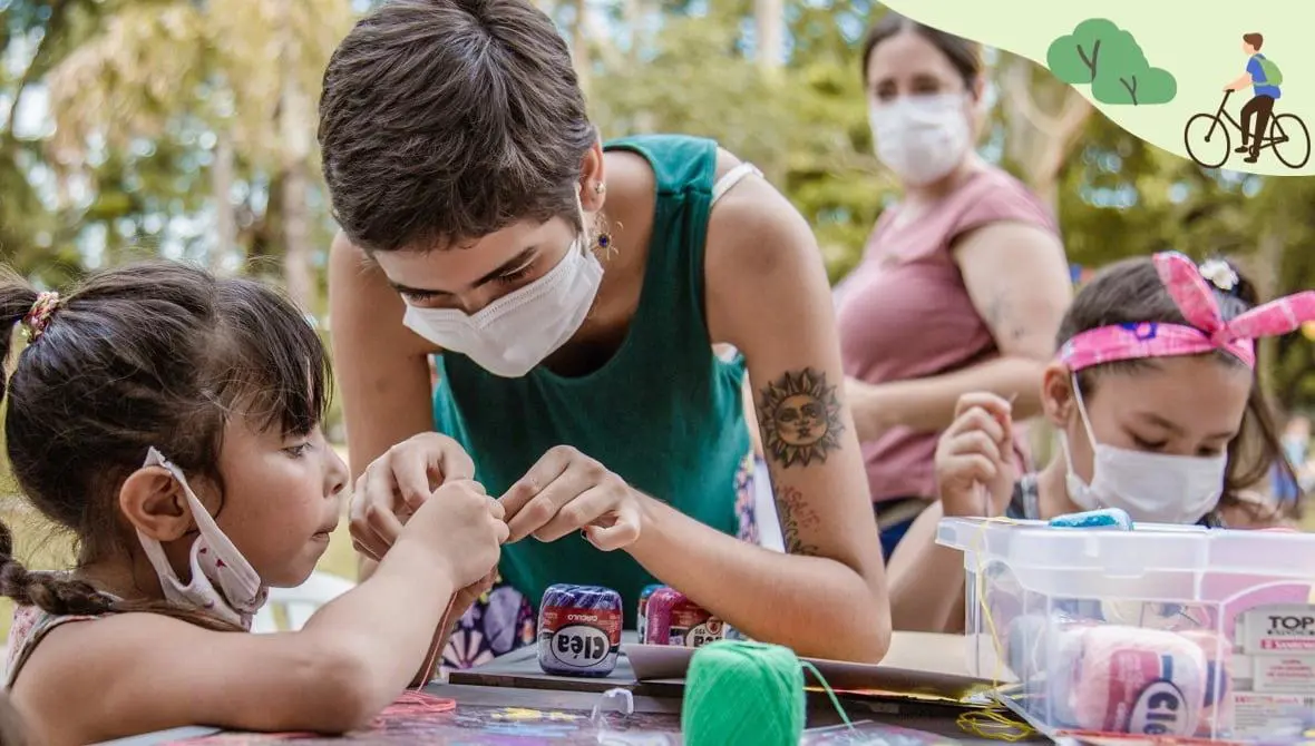 Ense�ando bordado a los m�s peque�os, durante la �ltima edici�n de Arte al Parque. Cortes�a