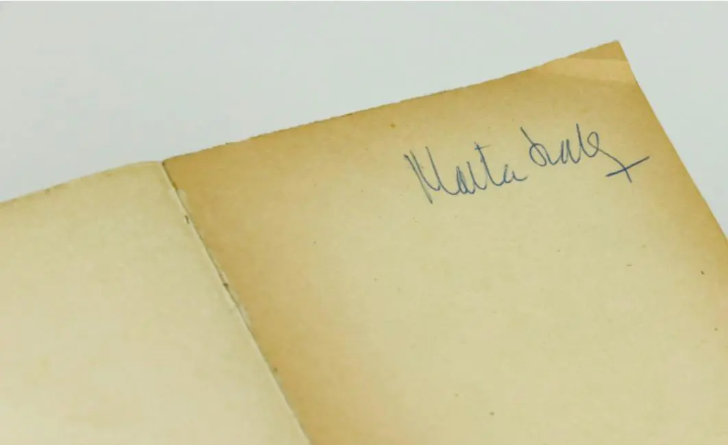 Ejemplar autografiado de su libro emEl museo vacío/em. Cortesía