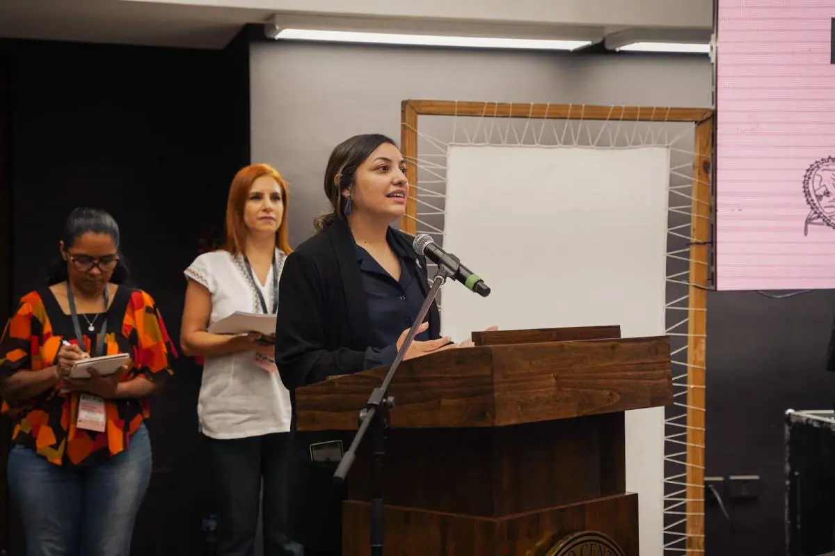 Cynthia Melgarejo, presidenta del IPA, exponiendo en el Foro Nacional de Artesanía. Cortesía