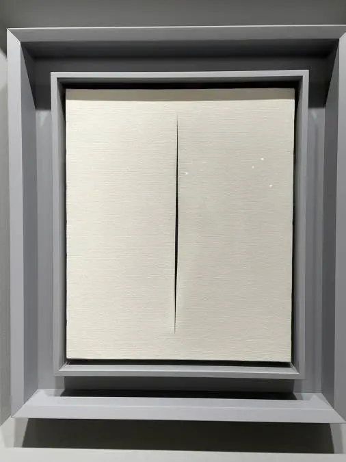 Lucio Fontana, emConcetto spaziale/em, 1964. Pintura al agua sobre lienzo. Galería Cayón © MBC