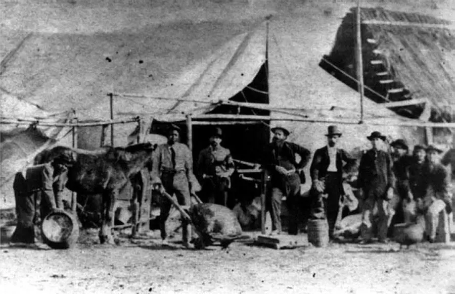 Fotógrafo no identificado. emSoldados y vivanderos. Albúmina, ca. 1869./em Museo de la Policía Militar de San Pablo. Cortesía
