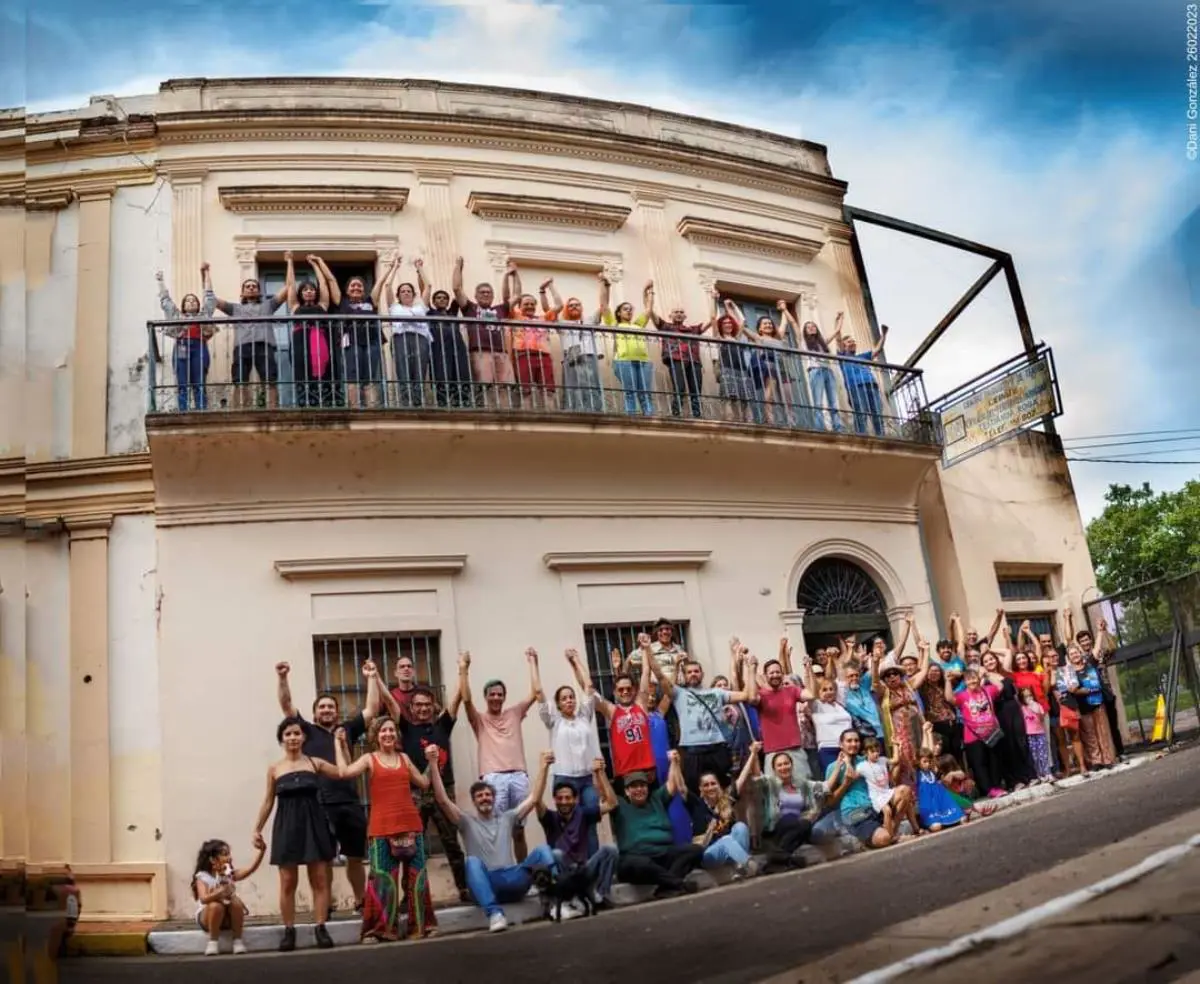 Los artistas frente a la Casa del Teatro, imagen que multiplic� en las redes � Dani Gonz�lez (FB)