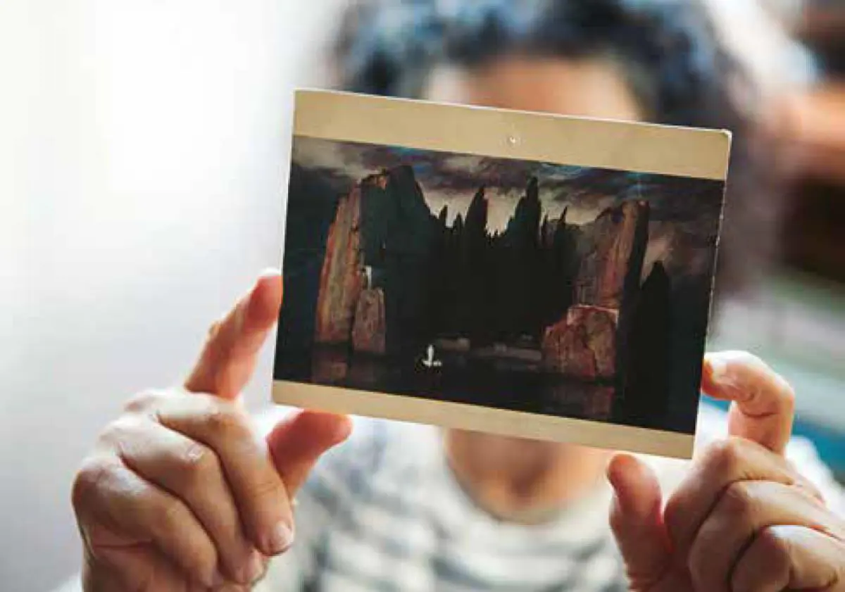 La autora, con la c�lebre postal de emLa isla de los muertos/em � Nicolas Trombetta. Imagen de portada del libro. Cortes�a emThe Praxis Journal/em