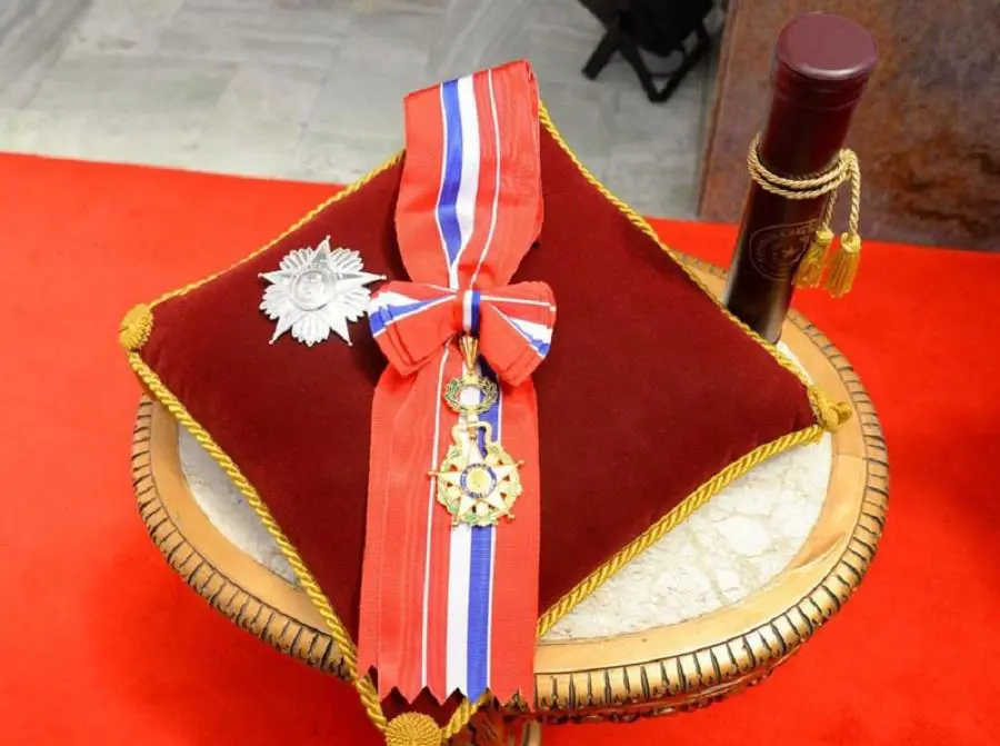 Insignia de la Orden Nacional del M�rito en el grado de &ldquo;Gran Cruz&rdquo;. Cortes�a