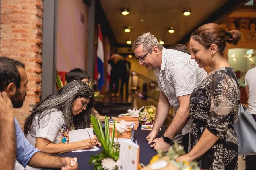 Firma de ejemplares tras la presentaci�n de em�e'? Jer�pe./em Cortes�a