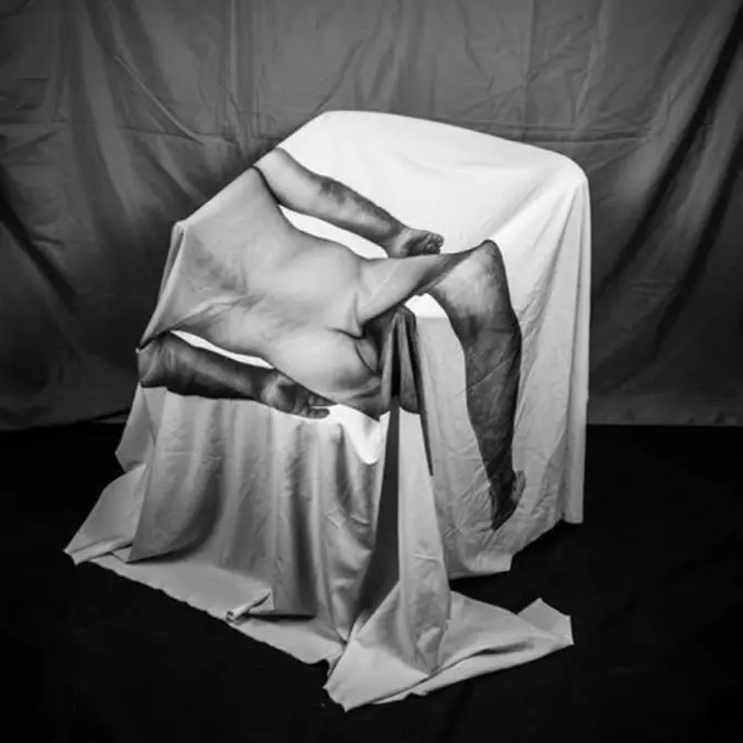 Alfredo Quiroz, emPosici�n A. (tres maneras de ocupar una silla familiar)/em, 2023. Impresio?n digital en Canson Platine Fiber, 52 x 52 cm. Cortes�a