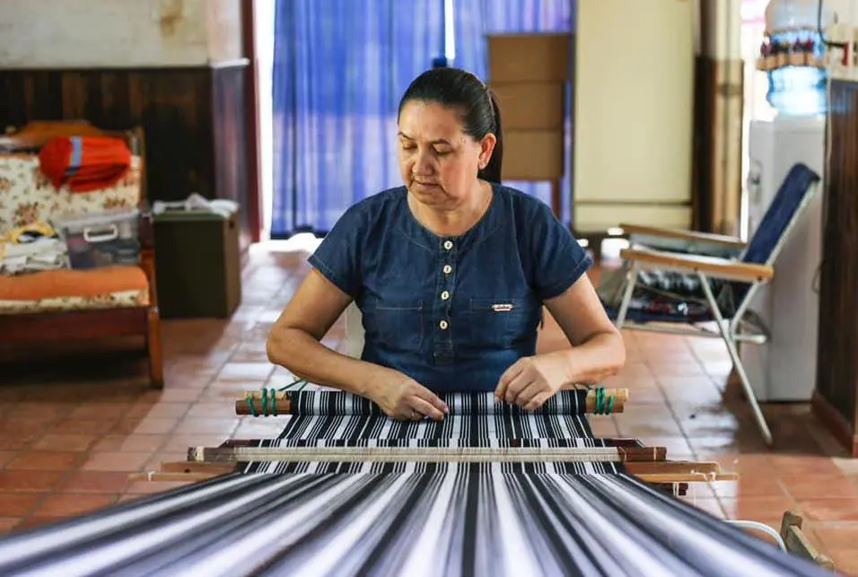 Doña Rosa Segovia, fabricando el poncho de 60 listas © Adriana Ortiz