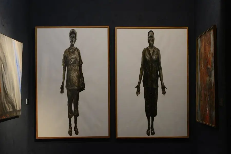 Javi Joven, emAlma-tierra/em, díptico, acrílico y betún de judea sobre cartón, 2005. Colección CAV/Museo del Barro