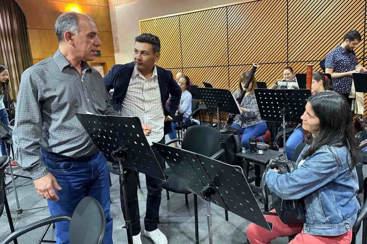 El maestro Gabriel Graziani durante un ensayo de la OSIC. Cortes�a
