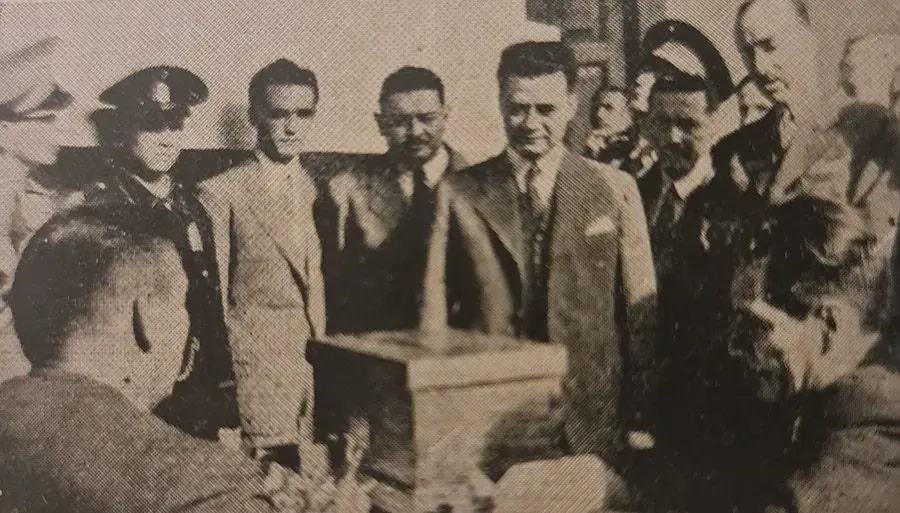 El presidente Jos� F�lix Estigarribia votando en el plebiscito del 4 de agosto de 1940. em�lbum Gr�fico de la Rep�blica del Paraguay./em Editor Augusto Paredes, Asunci�n, 1941.