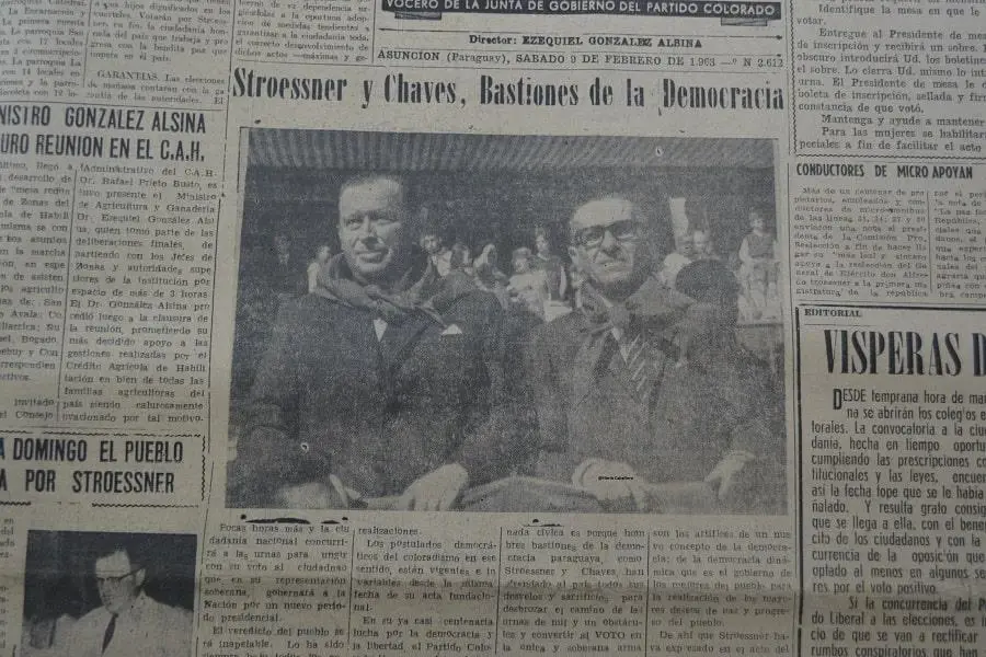 Alfredo Stroessner y Juan Ram�n Chaves, presidente de la ANR, en acto pol�tico. emPatria, f/emebrero de 1963. Hemeroteca Biblioteca Nacional. Cortes�a