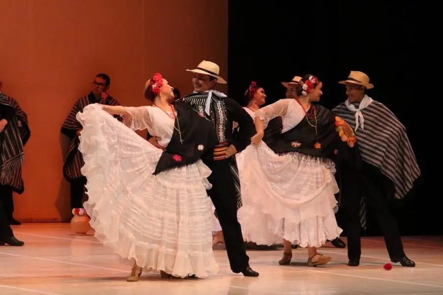 Elenco del Ballet Folkl�rico Municipal de Asunci�n. Cortes�a