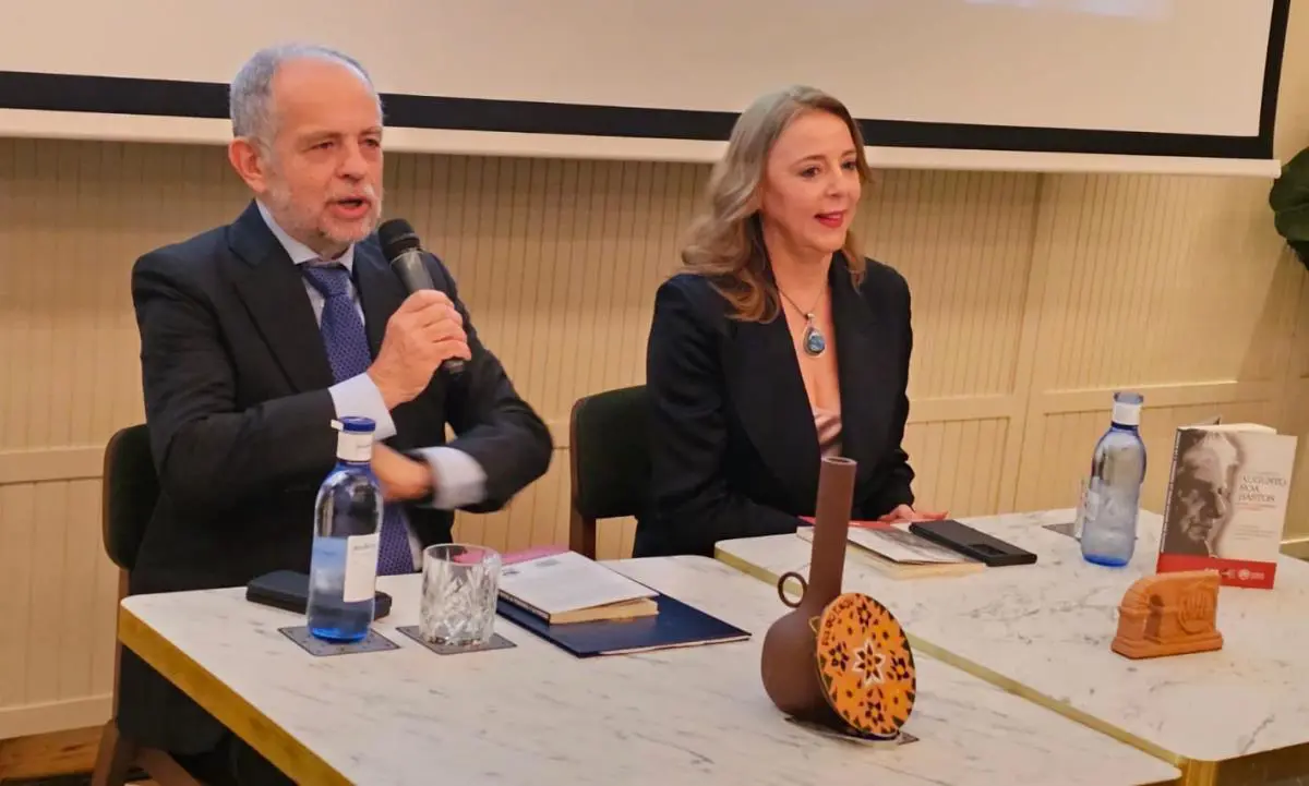 Claudio Chaqu�s y Nadia Czeraniuk, en la mesa de presentaci�n. Cortes�a