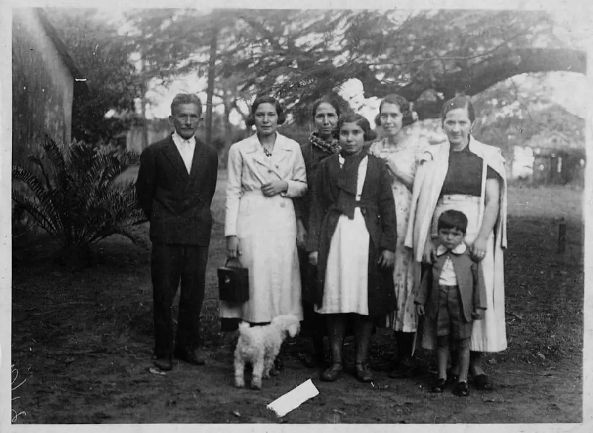 Teodoro Rojas y familia en el Jardi?n Bota?nico de Asuncio?n, ca. 1940. Fuente: El Bota?nico, nuestro jardi?n. Cortes�a