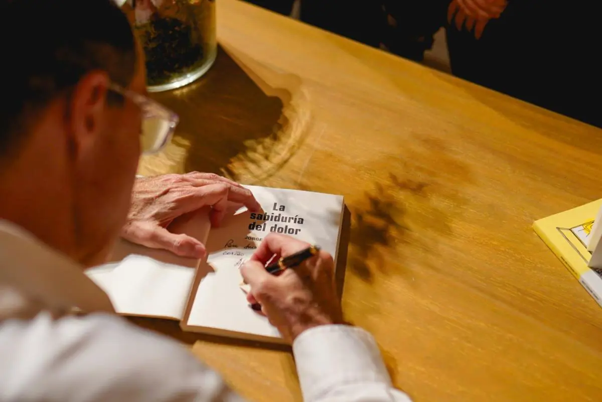 Jorge Mendelzon firma ejemplares durante el acto de lanzamiento. Lo recaudado por la venta fue destinado a la Fundaci�n Providencia, que brinda albergue a pacientes con c�ncer y a sus familiares o cuidadores.