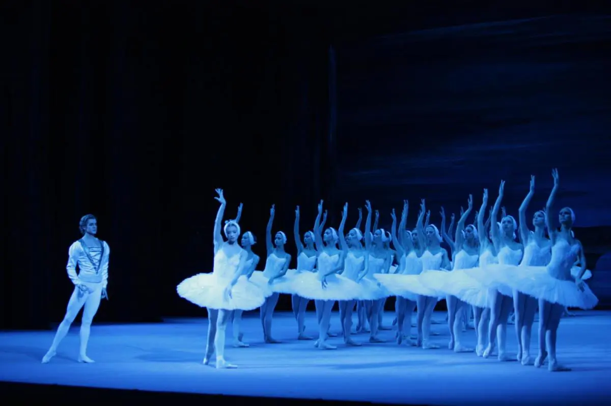 emEl lago de los cisnes./em Ballet de San Petersburgo. Cortes�a