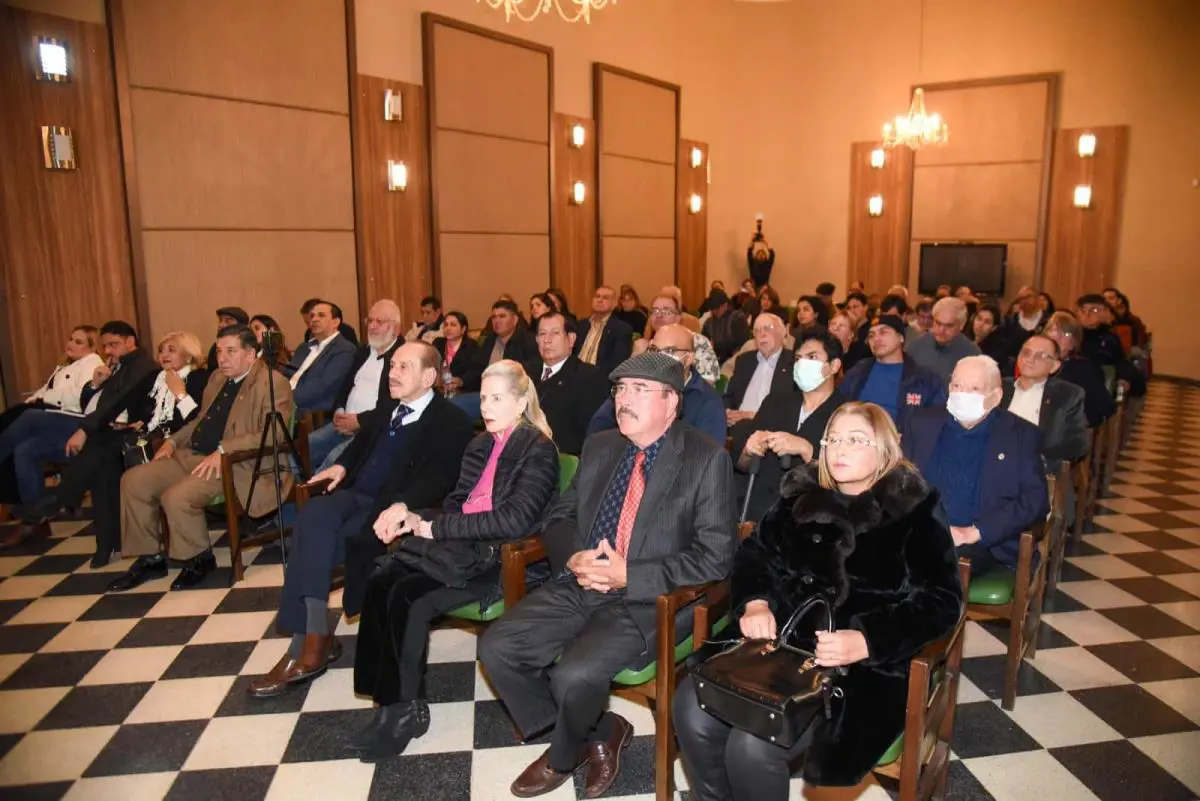 Presentaci�n en la Academia Paraguaya de la Historia. Cortes�a