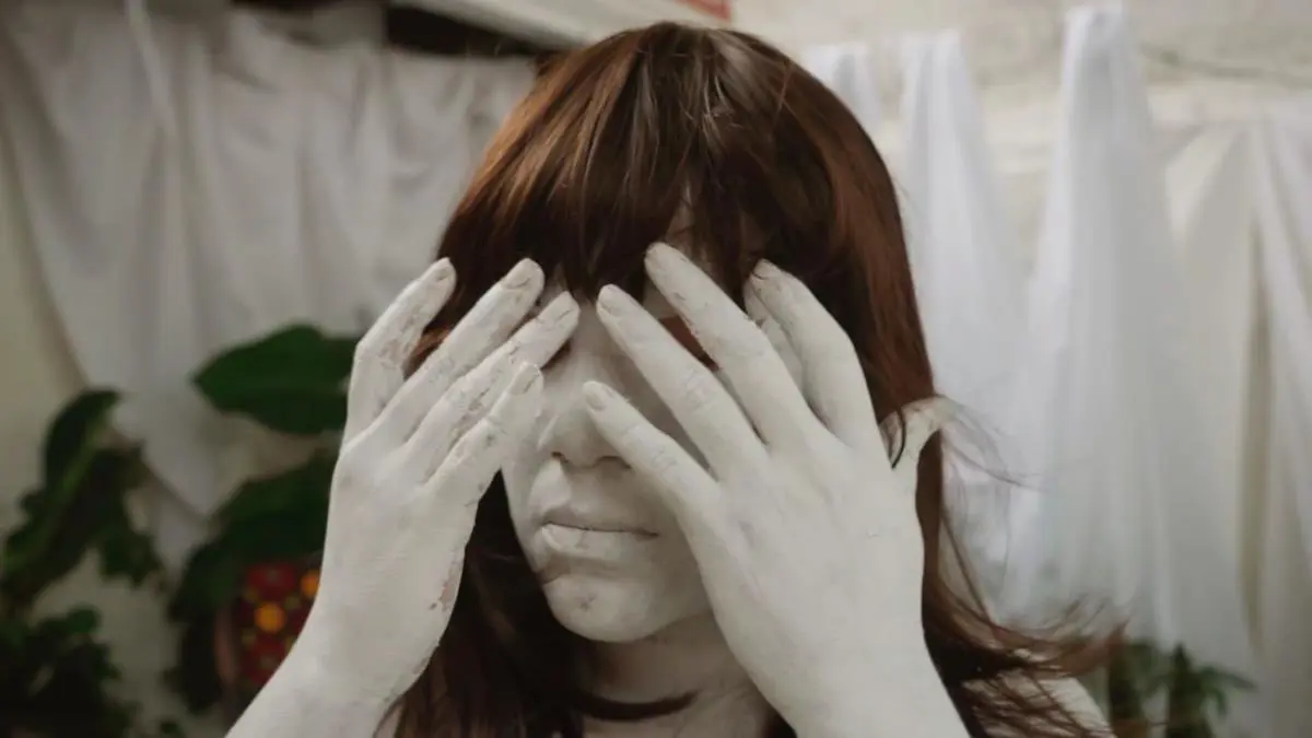 Mayeli Villalba, emUna limpia casera/em. Still de videoperformance. Cortes�a