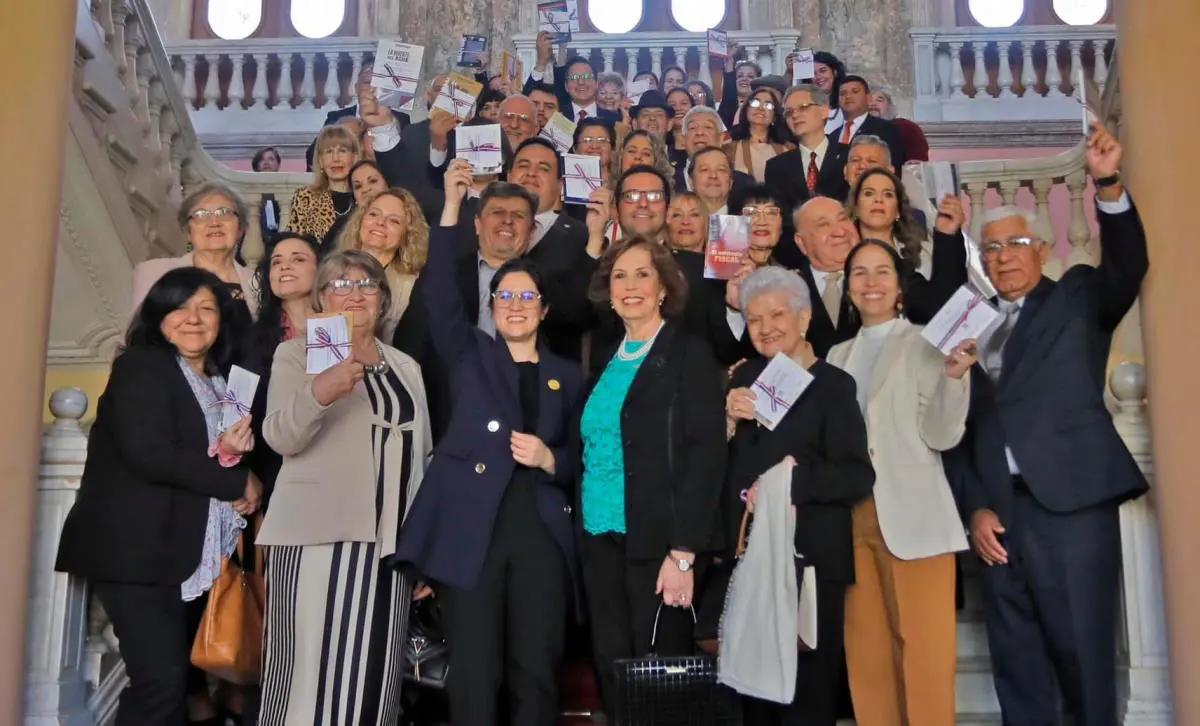 Referentes del mundo del libro junto a la ministra de Cultura en el Palacio de L�pez. Cortes�a