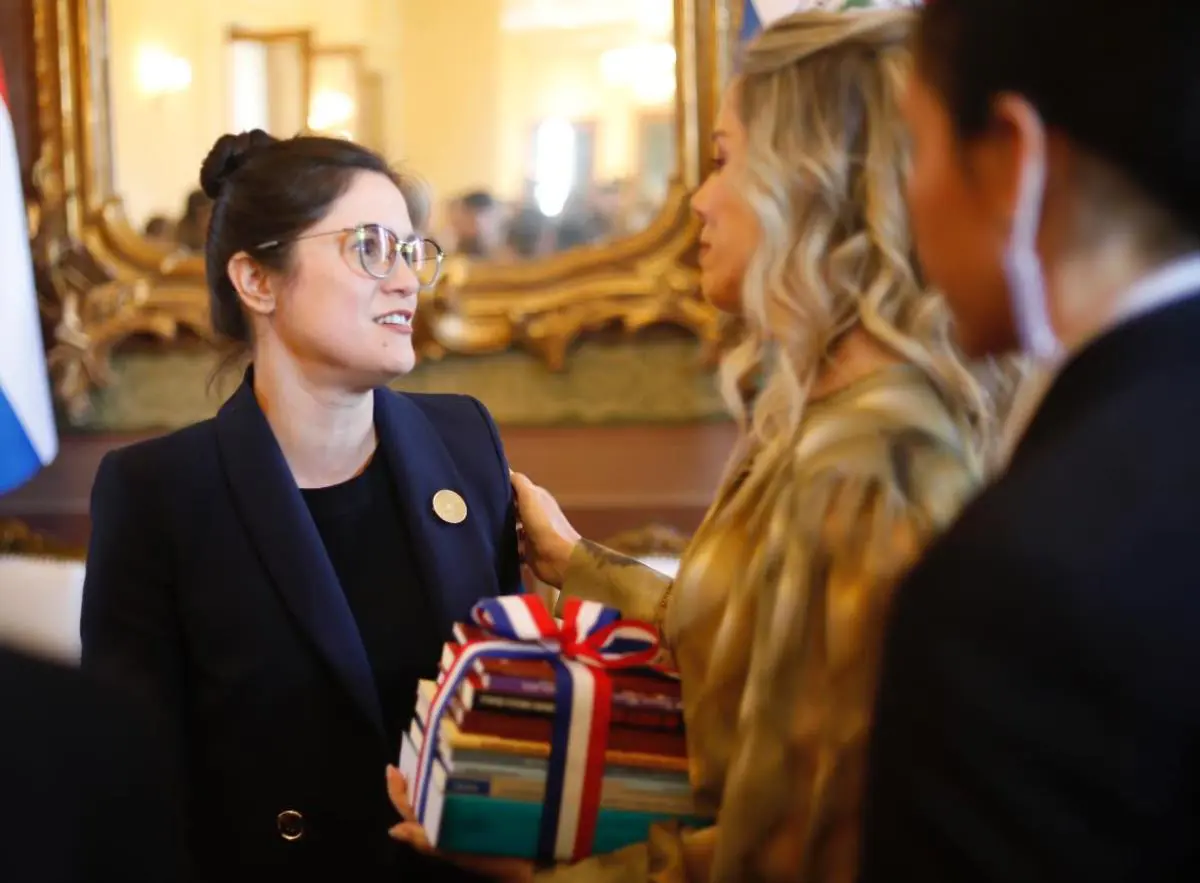 Adriana Ortiz Semidei, ministra de Cultura, junto a la Primera Dama durante el acto de hoy. Cortes�a