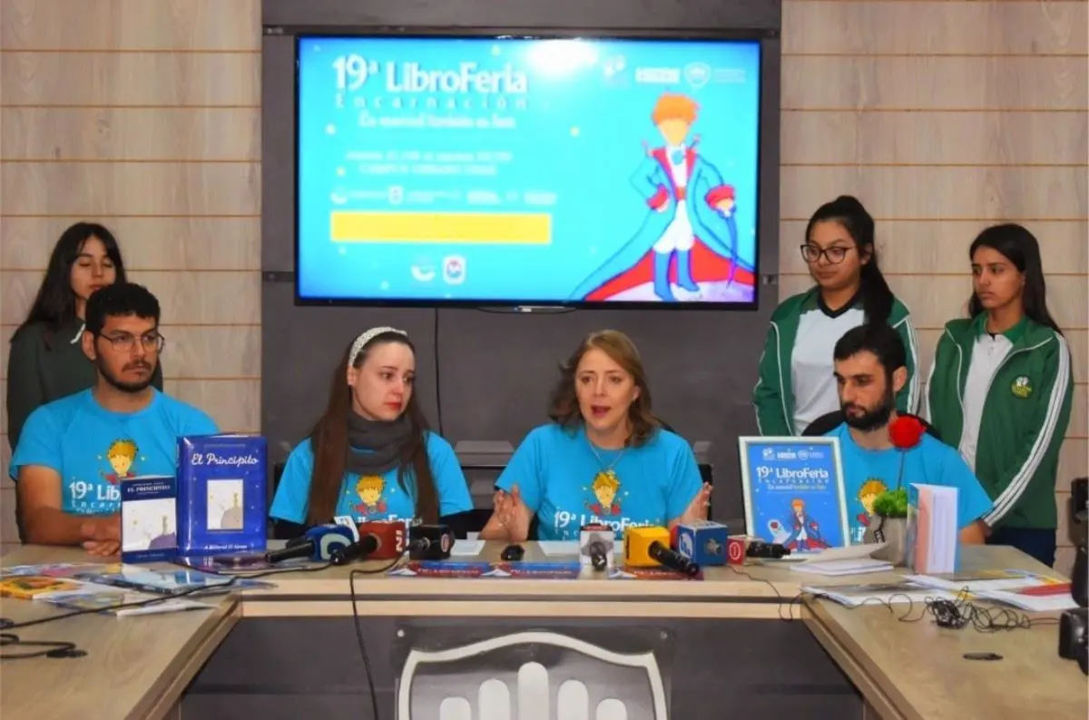 La rectora de la UNAE, Nadia Czeraniuk, anunciando el programa�de�la�feria. Cortes�a