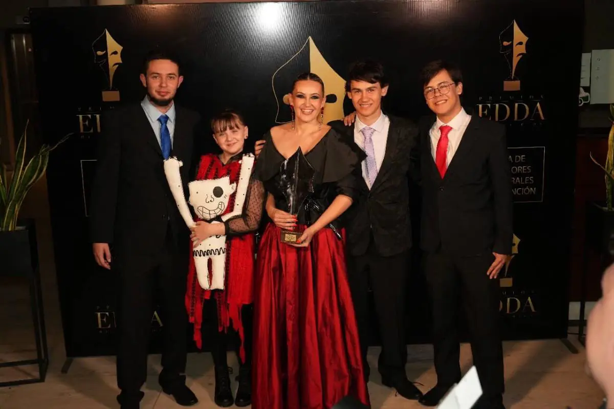 Noelia Ibarrola y sus hijos con el premio a Mejor Obra de Teatro Social � Antares Media py