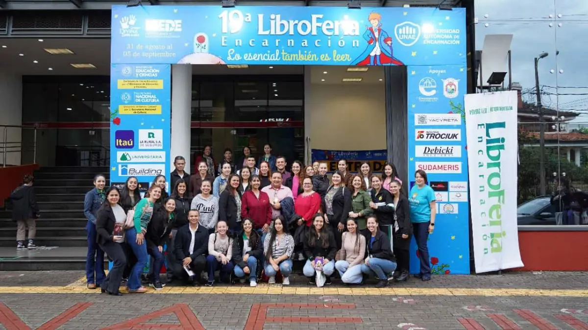 Docentes frente al p�rtico de la Libroferia junto al escritor Nelson Aguilera. Cortes�a