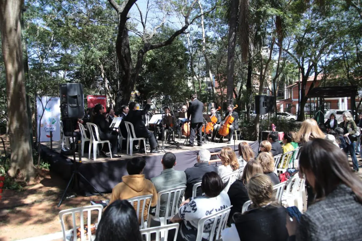 Concierto de la OCMA en la plaza Manuel Ortiz Guerrero-Jos� A. Flores. Cortes�a