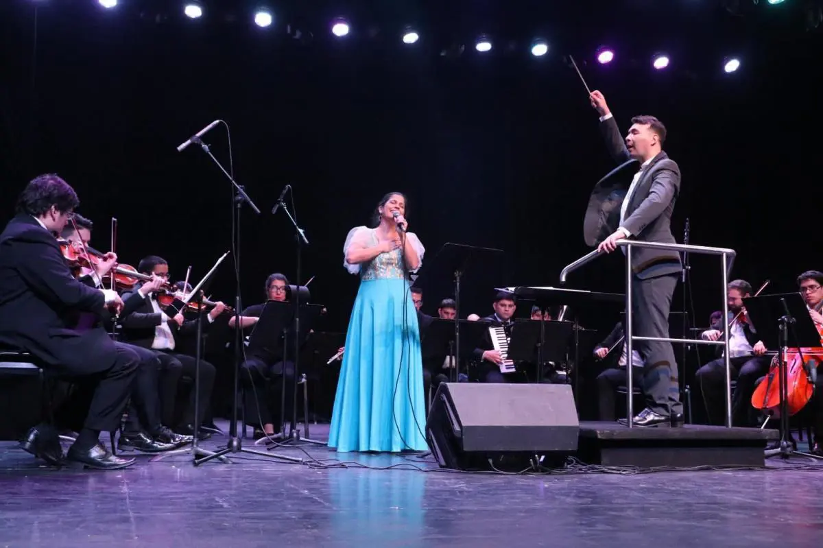 Concierto de la Orquesta Sinf�nica Nacional, dirigida por Jos� Ariel Ram�rez, en el Teatro Guaran�. Cortes�a.