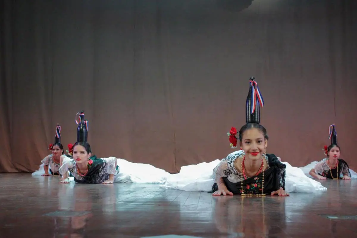 Gala de Danza Paraguaya. Cortes�a
