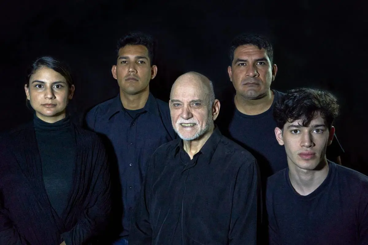 Agust�n N��ez y el elenco de 