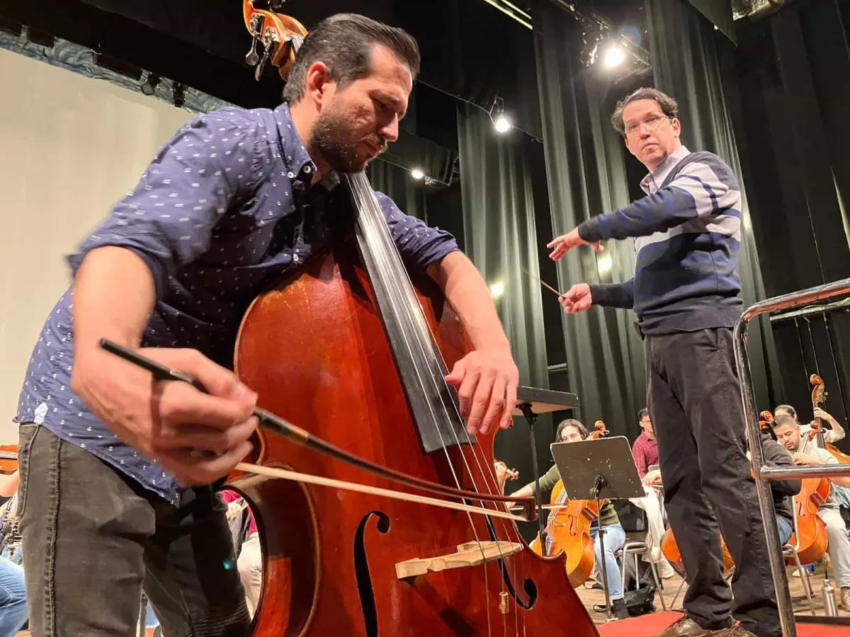 El contrabajista Jos� Luis Velasco Rivera y el maestro S�nchez Haase, durante un ensayo de la OSIC. Cortes�a