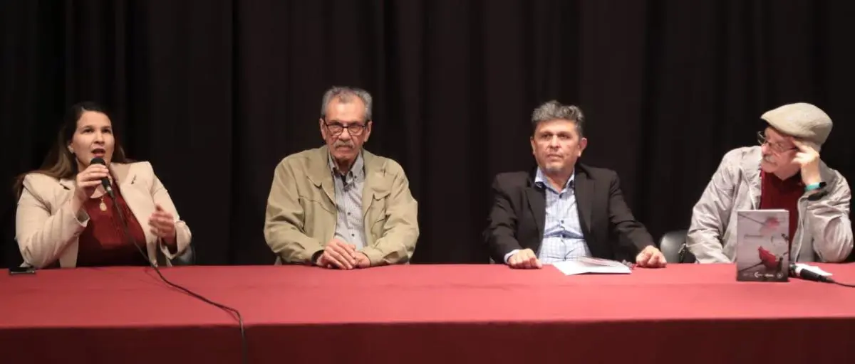 Mesa de presentaci�n: Mar�a Victoria Sosa, Alcibiades Gonz�lez Delvalle, Marcos Yb��ez y Antonio Pecci. Cortes�a