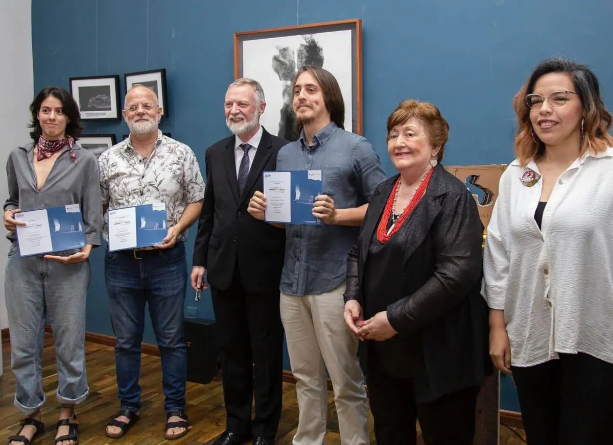El ganador y dos mencionados de honor con el embajador de Alemania y las representantes del Museo de las Memorias y del ICPA-GZ. Cortes�a