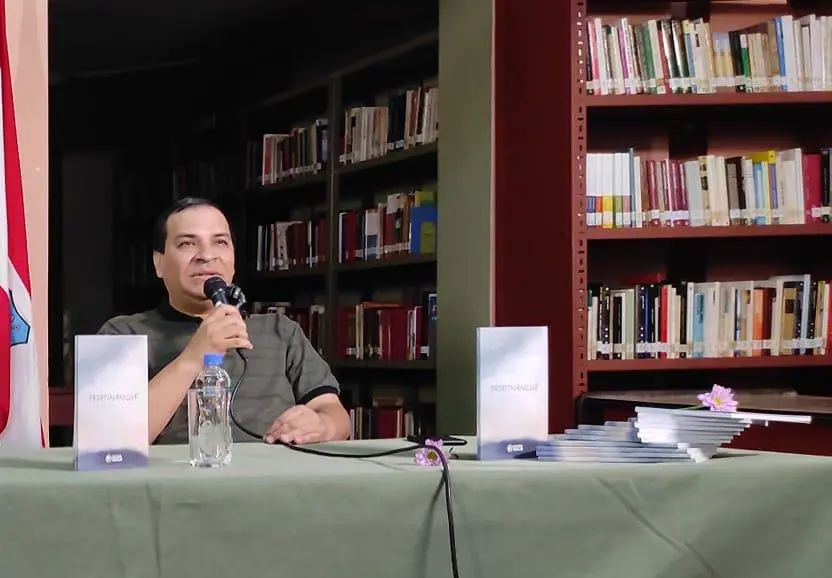 El editor, Javier Viveros, durante el acto de lanzamiento. Cortes�a