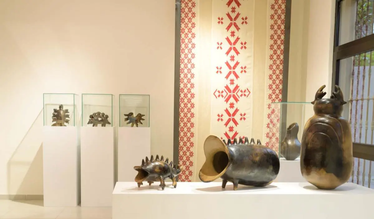 Cerámicas de Julia Isídrez. Al fondo, textiles de emao po'i/em. Cortesía