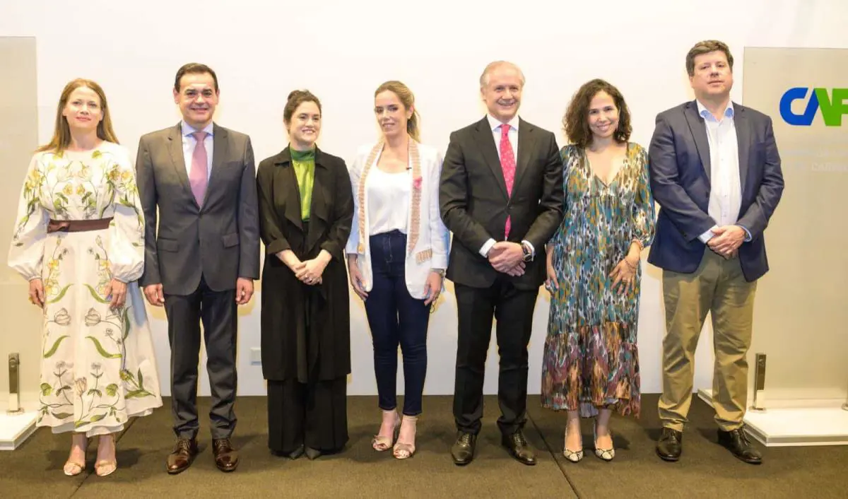 Estefanía Laterza, ejecutiva de la CAF; el canciller Rubén Ramírez Lezcano; Adriana Ortiz, ministra de la SNC; la primera dama, Leticia Ocampos; Jorge Srur, gerente de CAF Regional Sur; Andrea Vázquez, presidenta del IPA; y Javier Giménez, ministro de Industria y Comercio. Cortesía