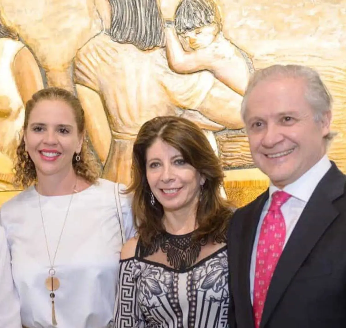 María del Mar Leguizamón, Marisol Nicoletti y Jorge Srur ante un fragmento de la obra de Koki Ruiz. Cortesía
