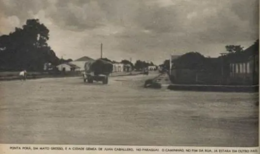Contrabando de Ponta Porã a Pedro Juan Caballero, cruzando la calle, sin ningún control (emO Cruzeiro/em, 1959). Archivo del autor